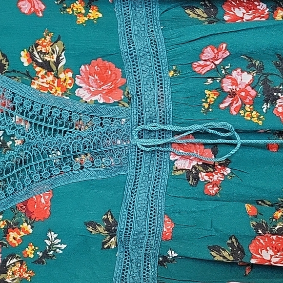 NWT! Lovely 1X Teal/ Floral 3/4 Sleeve Blouse with Lace Detail - Picture 4 of 4